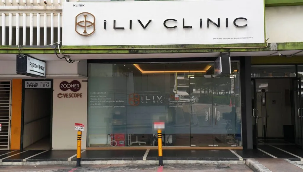 Papan tanda iLIV Clinic di hadapan premis Damansara Perdana, Petaling Jaya