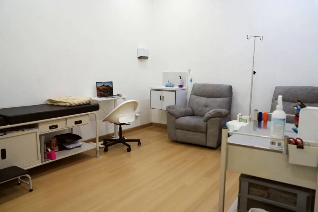 Bilik infusi iLIV Clinic Damansara dengan kerusi bersandar