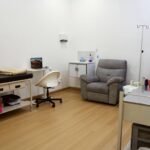 Bilik infusi iLIV Clinic Damansara dengan kerusi bersandar