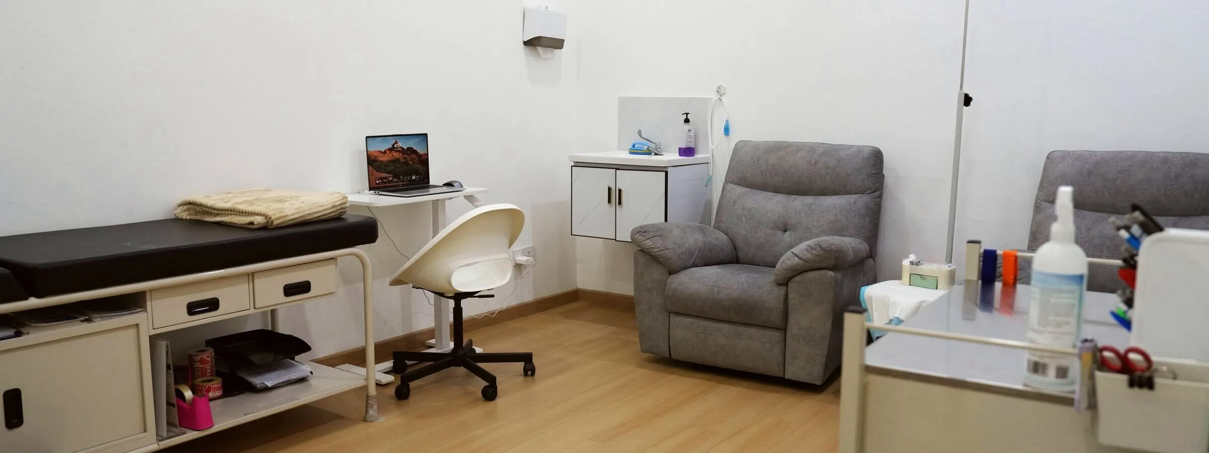 Bilik infusi iLIV Clinic Damansara dengan kerusi bersandar