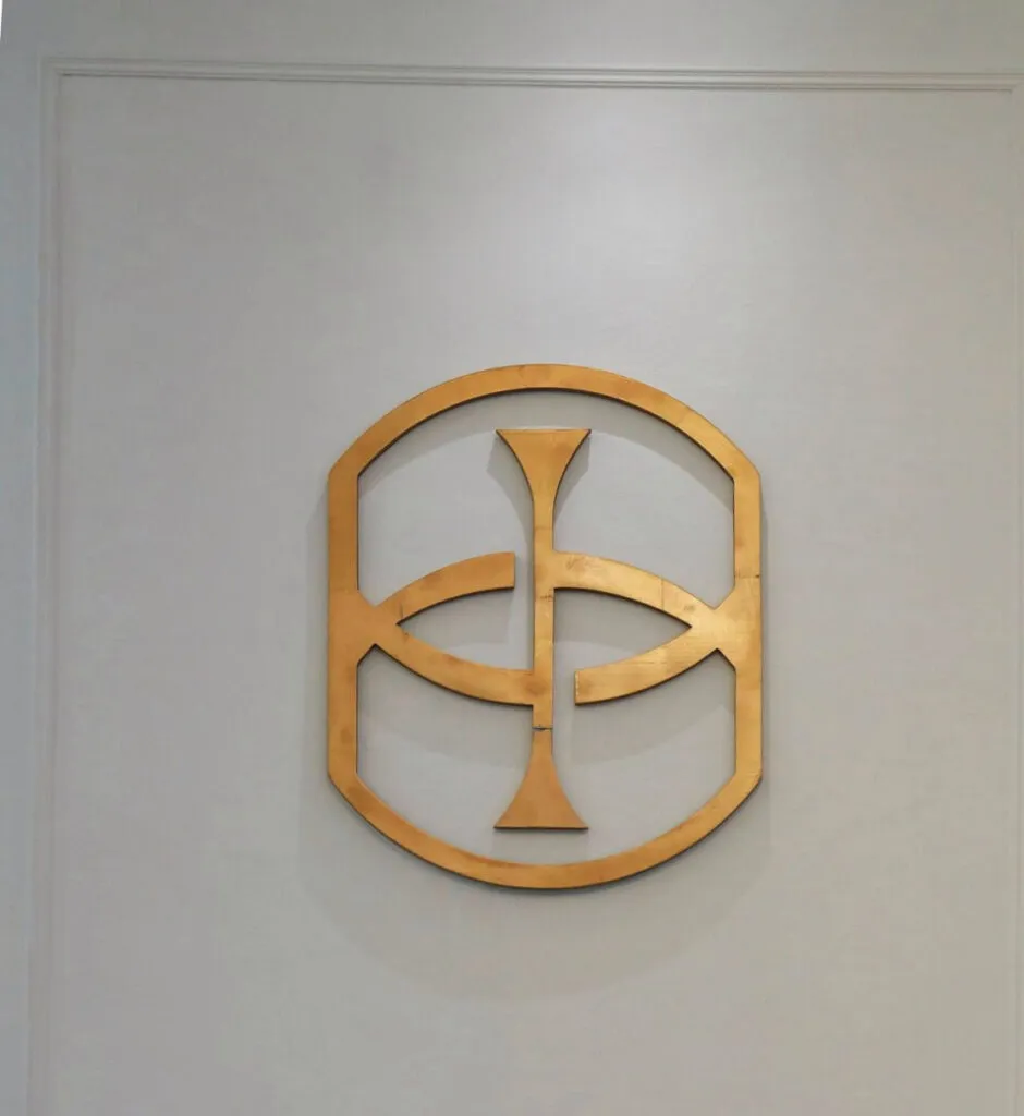 Logo iLIV pada dinding ruang menunggu di cawangan Damansara Perdana