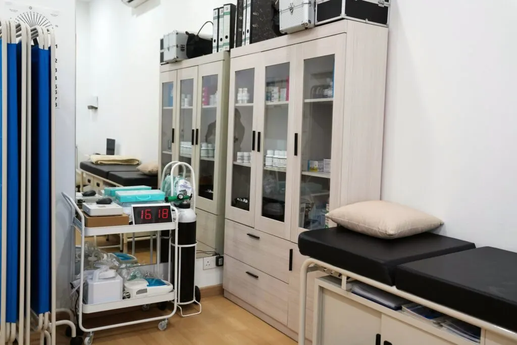 Kabinet perubatan di iLIV Clinic Damansara