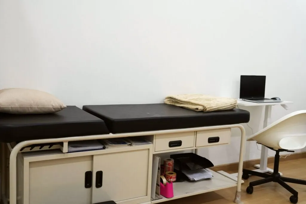 Katil pemeriksaan di bilik rawatan iLIV Clinic Damansara