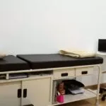 Katil pemeriksaan di bilik rawatan iLIV Clinic Damansara