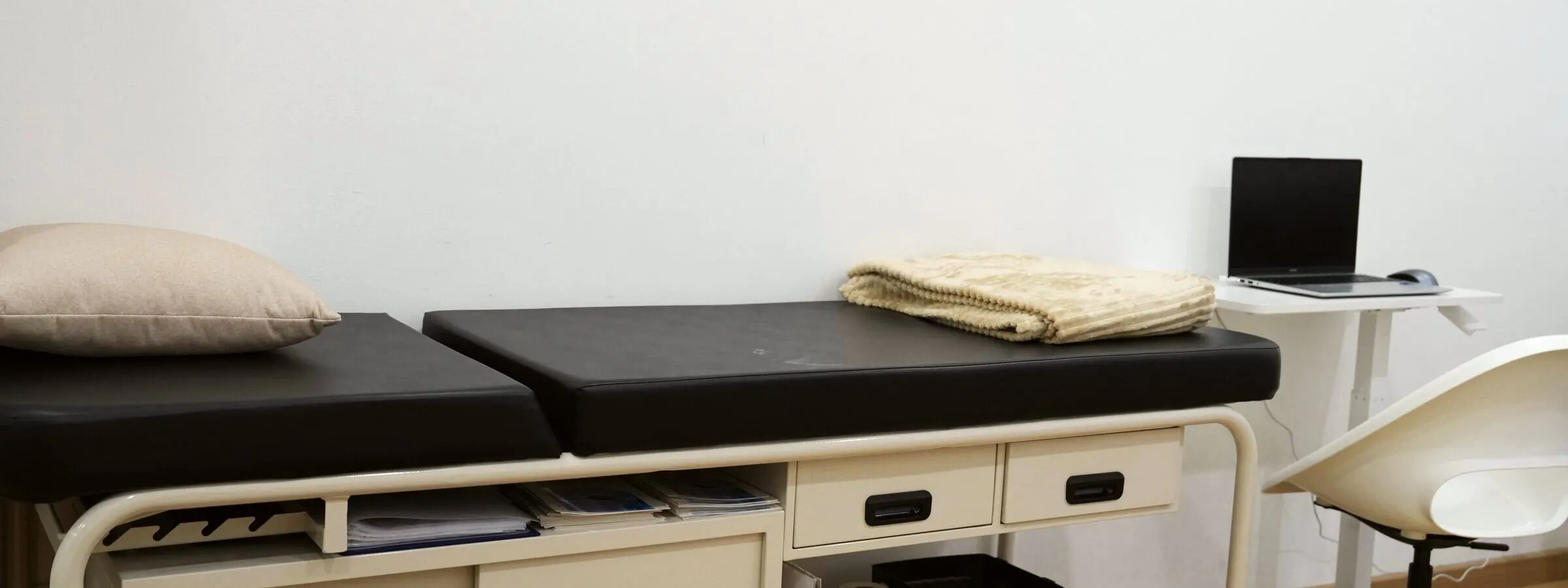 Katil pemeriksaan di bilik rawatan iLIV Clinic Damansara