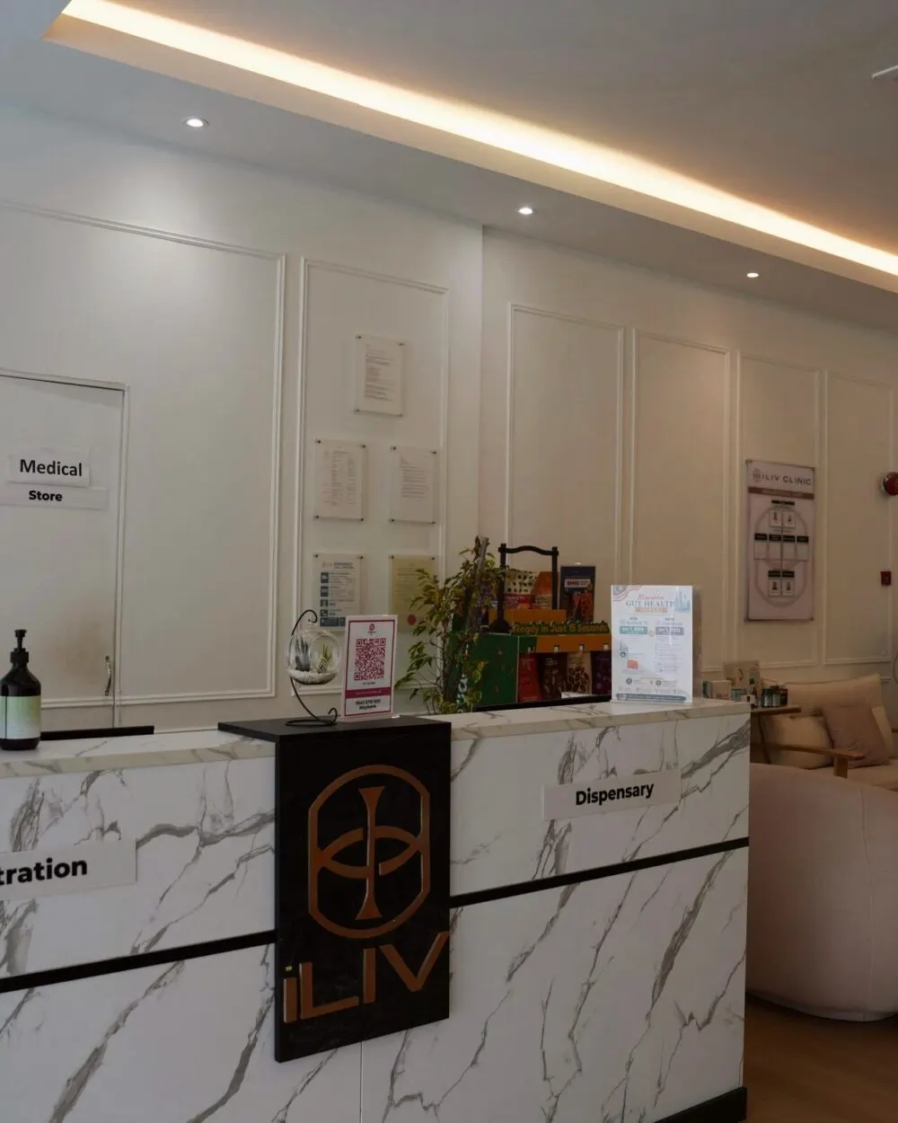 Kaunter pendaftaran dan dispensari iLIV Clinic Damansara Perdana