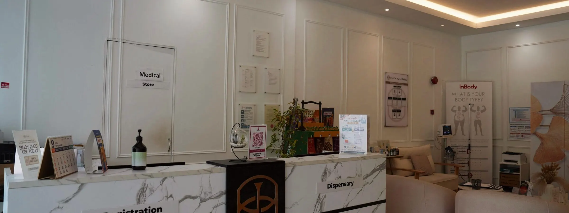 Kaunter pendaftaran dan dispensari iLIV Clinic Damansara