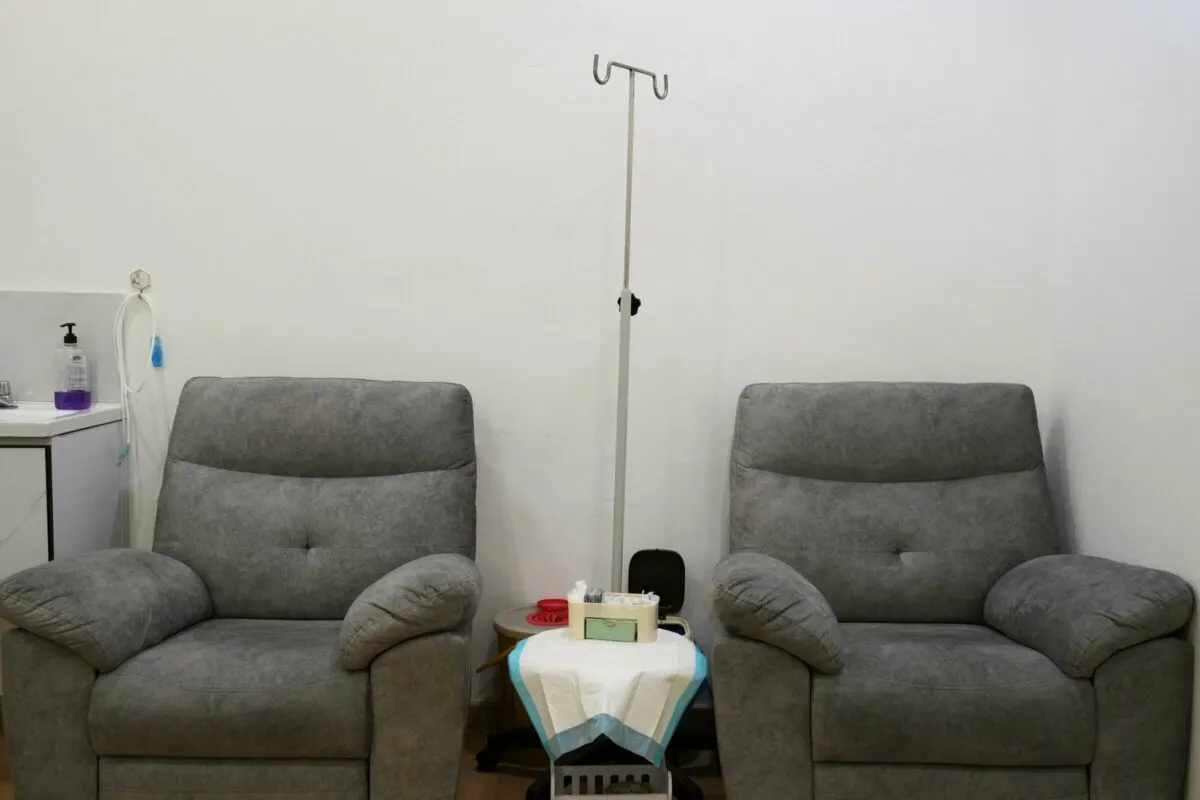 Kerusi infusi dan tiang IV di iLIV Clinic Damansara