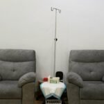 Kerusi infusi dan tiang IV di iLIV Clinic Damansara