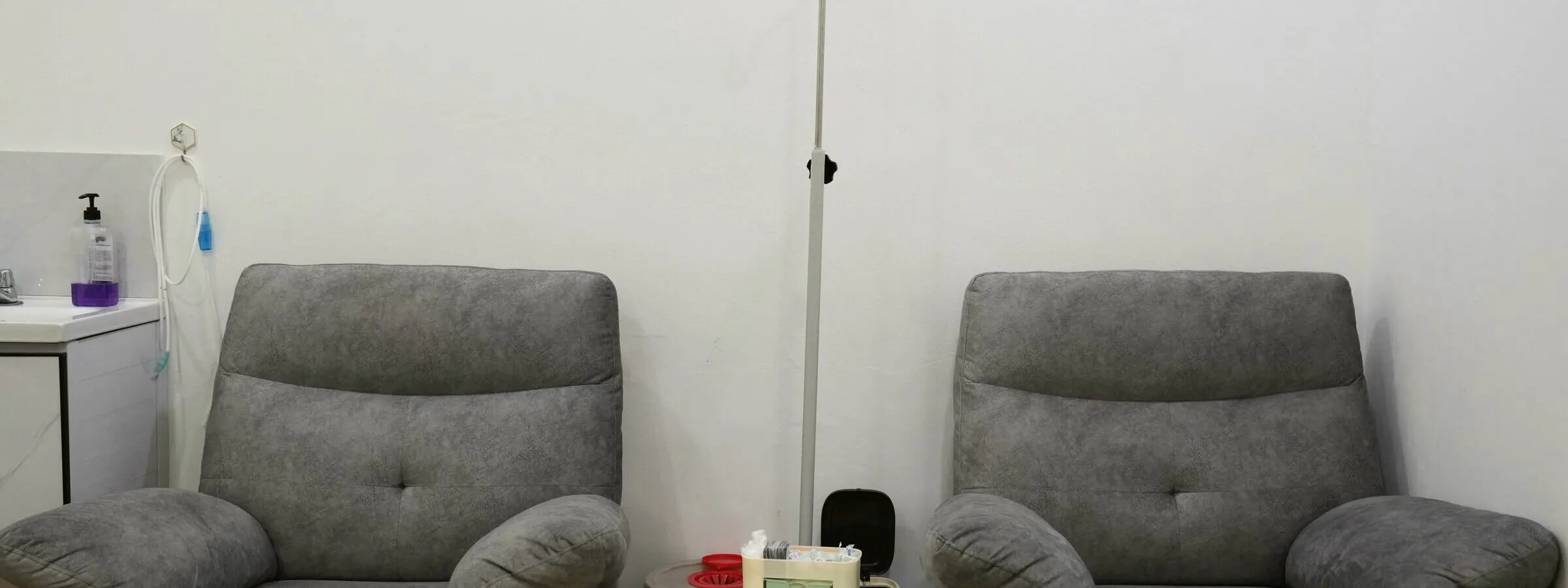 Kerusi infusi dan tiang IV di iLIV Clinic Damansara