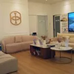 Ruang menunggu iLIV Clinic Damansara dengan kerusi santai