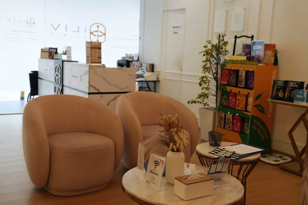 Rak produk dan suplemen di iLIV Clinic Damansara