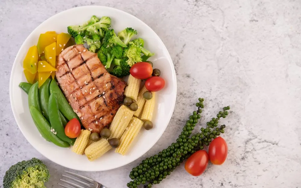 Pinggan salmon bakar dengan sayur