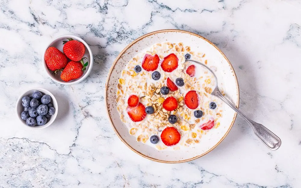 Yogurt dengan beri dan granola