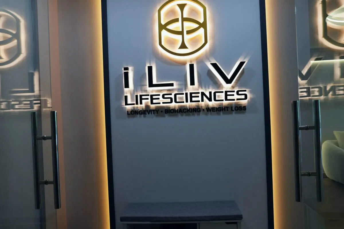 Dinding logo iLIV Lifesciences bercahaya di pintu masuk I-City
