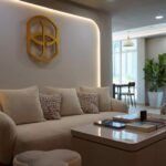 Ruang menunggu iLIV I-City dengan logo pada dinding