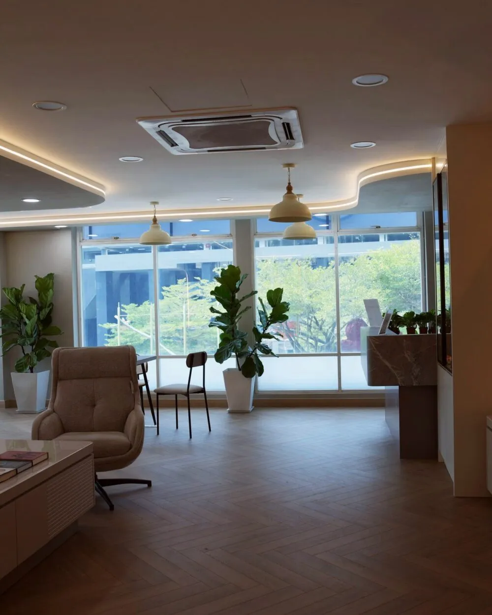 Ruang rehat iLIV Lifesciences I-City menghadap tingkap besar