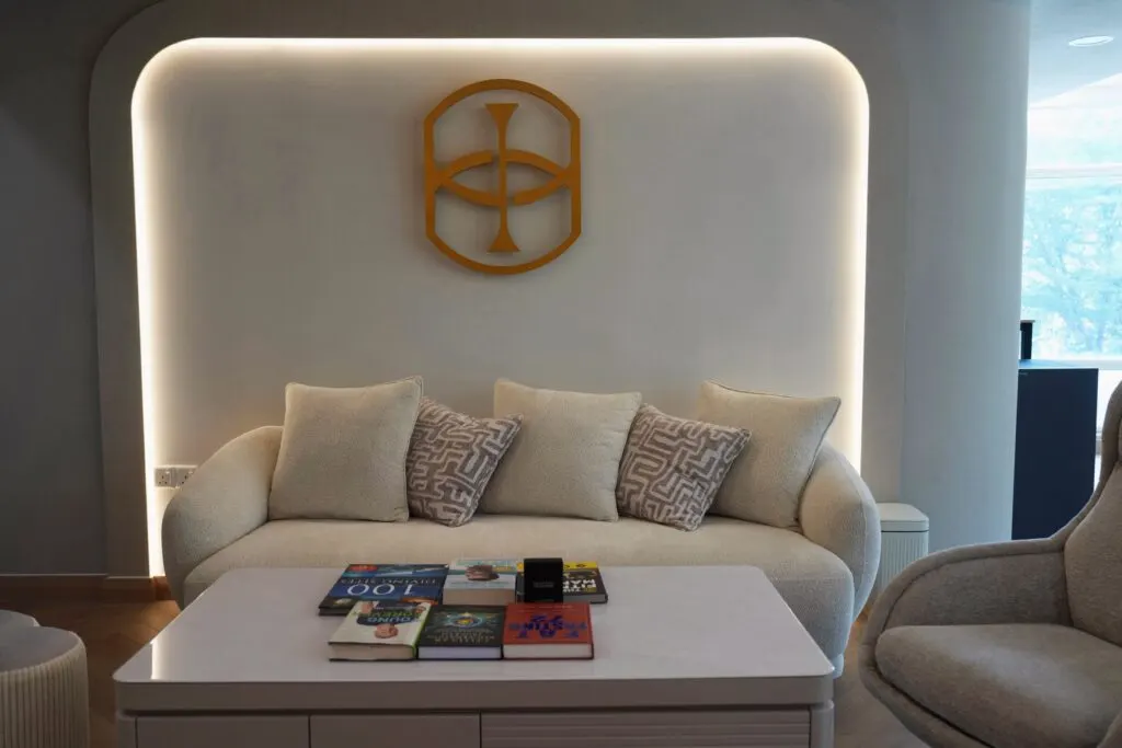 Ruang menunggu iLIV I-City dengan sofa dan meja kopi