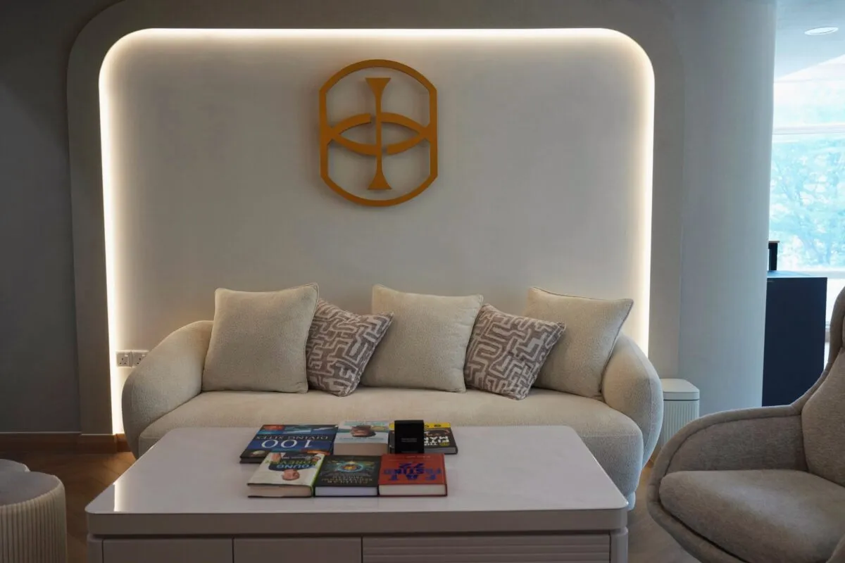 Ruang menunggu iLIV I-City dengan sofa dan meja kopi