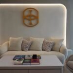 Ruang menunggu iLIV I-City dengan sofa dan meja kopi
