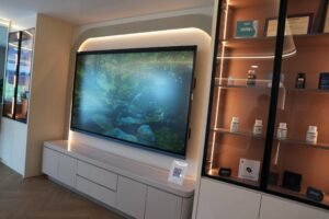 Skrin paparan dan rak pameran di iLIV I-City