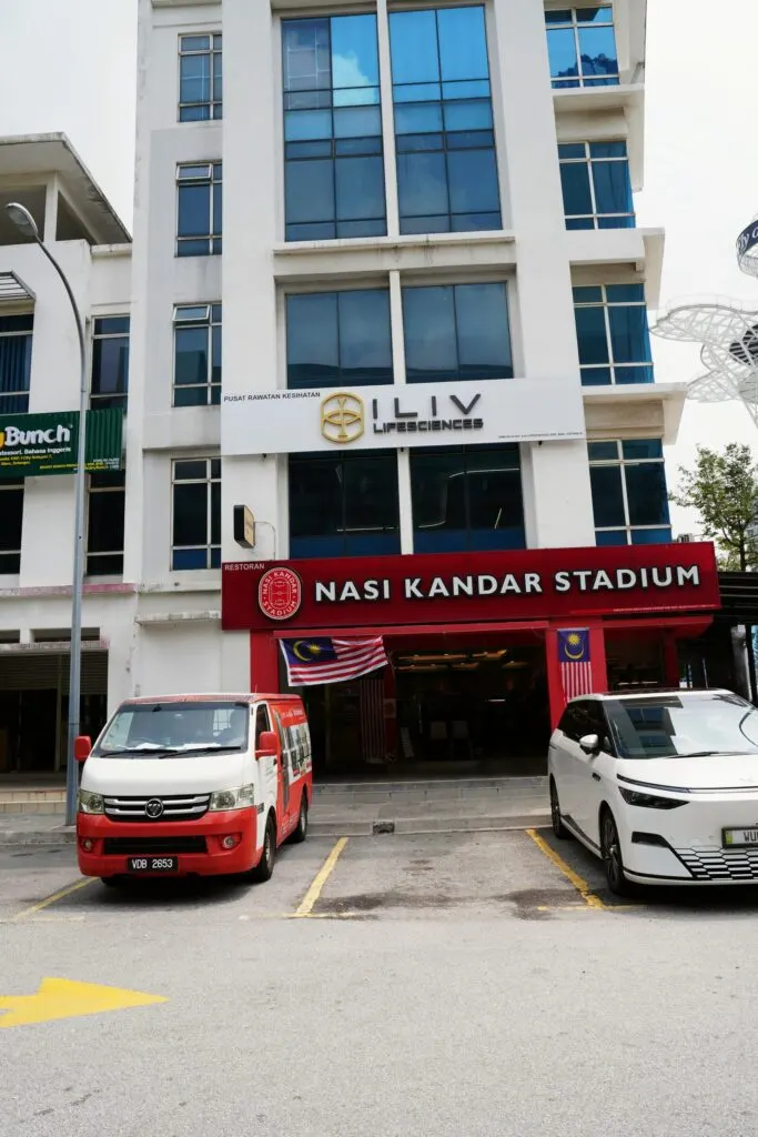 Pandangan luar iLIV Lifesciences I-City dari kawasan letak kereta