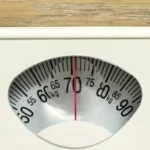 Muka dail penimbang berat menunjukkan bacaan dalam kilogram