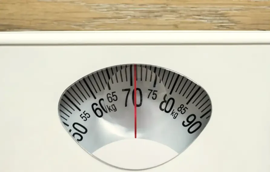 Muka dail penimbang berat menunjukkan bacaan dalam kilogram