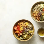 Dua mangkuk kayu berisi bijirin, kacang kuda, zukini dan tomato ceri